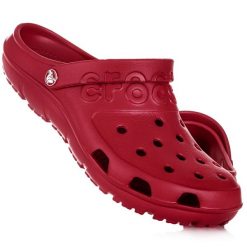Buty do chodzenia klapki Crocs. Czerwone klapki damskie Crocs, bez wzorów, bez zapięcia. W wyprzedaży za 89.00 zł.