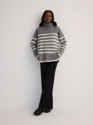 Sweter z golfem - szary. Szare swetry nierozpinane damskie Reserved, l, bez wzorów, z dzianiny, bez kołnierzyka, bez ramiączek. W wyprzedaży za 109.99 zł.