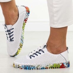 Biało granatowe skórzane półbuty damskie T.Sokolski W26-609. Białe półbuty damskie Sokolski, na jesień, w ażurowe wzory, z jeansu, biznesowe, bez obcasa, na płaskiej podeszwie, bez zapięcia. Za 199.00 zł.