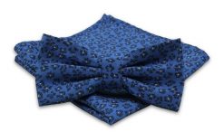 Niebieska Mucha Męska -ALTIES- z Taką Samą Poszetką, w Granatowe Kwiatki, Motyw Florystyczny. Niebieskie krawaty i muchy Alties, bez wzorów, eleganckie. Za 54.00 zł.