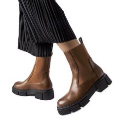 Brązowe wsuwane wysokie sztyblety Marausa. Brązowe botki damskie bez wzorów, z dresówki, eleganckie, z okrągłym noskiem, za kostkę, bez obcasa, bez zapięcia. Za 91.24 zł.
