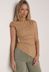 Beżowa Bawełniana Bluzka o Asymetrycznym Marszczonym Kroju z Aplikacją Omphasia. Brązowe bluzki damskie Born2be, m, z aplikacjami, z bawełny, eleganckie, z asymetrycznym kołnierzem, bez ramiączek. Za 89.99 zł.