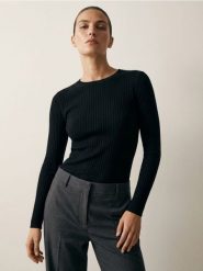 Klasyczny prążkowany sweter - czarny. Czarne swetry nierozpinane damskie Sinsay, l, bez wzorów, prążkowane, klasyczne, bez kołnierzyka, bez ramiączek. Za 29.99 zł.