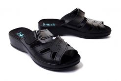 ADANEX DAK77 DAISY 24861 CZ/CZ czarny/czarny, klapki damskie. Czarne klapki damskie Adanex, bez wzorów, bez obcasa, bez zapięcia. Za 48.99 zł.