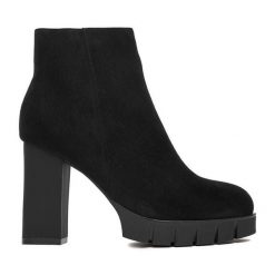 Botki DeeZee. Czarne botki damskie DeeZee, bez wzorów, bez obcasa, na słupku, bez zapięcia. Za 189.99 zł.