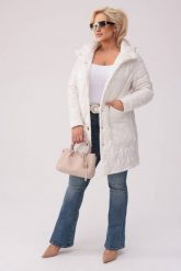 Pikowany płaszcz Vivien w kolorze ecru z fantazyjnymi kieszeniami OVERSIZE PLUS SIZE XXL JESIEŃ. Brązowe płaszcze damskie Moda Size Plus Iwanek, na jesień, plus size, bez wzorów, z poliesteru, eleganckie, bez kołnierzyka, bez kaptura. Za 469.90 zł.