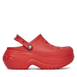 Klapki Crocs. Czerwone klapki damskie Crocs, bez wzorów, bez obcasa, bez zapięcia. Za 195.99 zł.