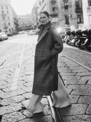 Dwurzędowy płaszcz z paskiem - ciemnobrązowy. Brązowe płaszcze damskie Reserved, l, bez wzorów, z tkaniny, klasyczne, bez kołnierzyka, bez kaptura. W wyprzedaży za 199.99 zł.