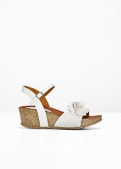 Sandały na koturnie. Białe sandały damskie bonprix, bez wzorów, bez obcasa, na koturnie, bez zapięcia. Za 149.99 zł.