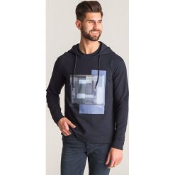 Granatowa bluza Emporio Armani z haftowaną naszywką. Niebieskie bluzy męskie Emporio Armani, l, z aplikacjami, z kapturem. Za 355.60 zł.