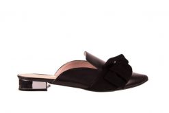 Klapki Bayla-097 01 Czarne Klapki, skóra naturalna - 36. Czarne klapki damskie Bayla, bez wzorów, ze skóry, eleganckie, bez obcasa, na obcasie, bez zapięcia. W wyprzedaży za 134.10 zł.