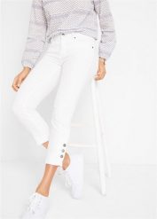 Dżinsy o kroju slim fit, średni stan, o skróconej długości. Białe jeansy damskie bonprix, bez wzorów, z jeansu. Za 117.99 zł.