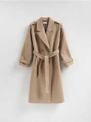 Dwurzędowy płaszcz z paskiem - beżowy. Brązowe płaszcze damskie Reserved, l, bez wzorów, z tkaniny, bez kołnierzyka, bez kaptura. Za 259.99 zł.