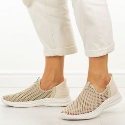 Beżowe sportowe buty damskie Vinceza 13653. Brązowe obuwie sportowe damskie VINCEZA, na lato, bez wzorów, z dresówki, z okrągłym noskiem, bez zapięcia, trekkingowe. W wyprzedaży za 122.32 zł.