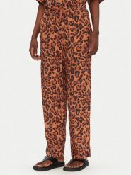Chantelle Spodnie materiałowe Explore C18SE0 Brązowy Relaxed Fit. Brązowe spodnie materiałowe damskie Chantelle, bez wzorów, z materiału. Za 149.99 zł.