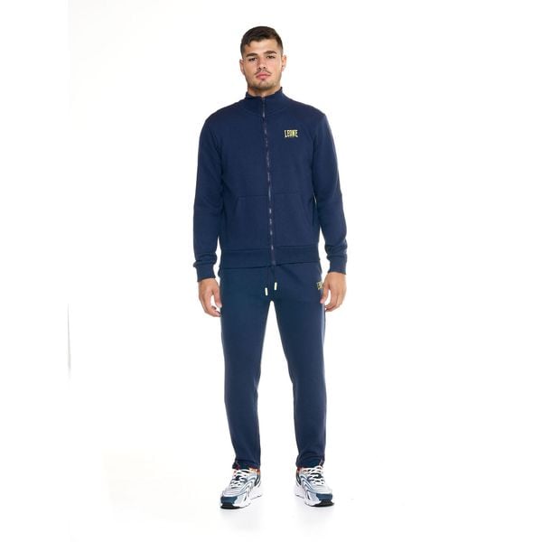 Welcome Back Męski dres ze stójką i zamkiem błyskawicznym na całej długości. Niebieskie komplety dresowe męskie LEONE 1947 APPAREL, l, bez wzorów, z dresówki. W wyprzedaży za 273.05 zł.