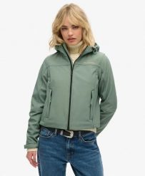 Superdry Kurtka Soft Shell Trekker z Kapturem – Krótki Krój. Zielone kurtki sportowe damskie Superdry, bez wzorów, z elastanu, bez ramiączek, z kapturem, trekkingowe. Za 485.35 zł.