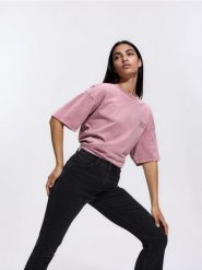 Jeansy flare z krótszą nogawką - czarny. Czarne jeansy damskie Reserved, bez wzorów, z bawełny, krótkie. Za 129.99 zł.