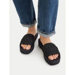 Klapki Calvin Klein. Czarne klapki damskie Calvin Klein, bez wzorów, bez obcasa, bez zapięcia. Za 274.99 zł.