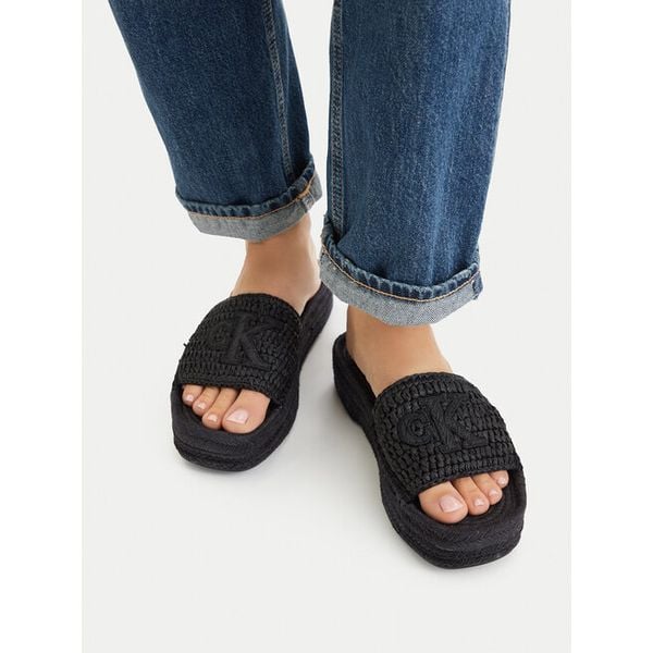 Klapki Calvin Klein. Czarne klapki damskie Calvin Klein, bez wzorów, bez obcasa, bez zapięcia. Za 274.99 zł.