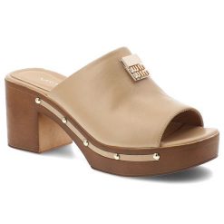 Klapki damskie Karino, cholewka ze skóry naturalnej licowej z szerokim paskiem wsuwane na klocku, beżowe, 5898/001-P. Brązowe klapki damskie Karino, bez wzorów, ze skóry, bez obcasa, na obcasie, bez zapięcia. Za 509.00 zł.