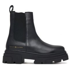 Sztyblety Tommy Hilfiger. Czarne botki damskie Tommy Hilfiger, bez wzorów, bez obcasa, na płaskiej podeszwie, bez zapięcia. Za 699.99 zł.