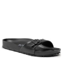 Klapki Birkenstock. Czarne klapki damskie Birkenstock, bez wzorów, bez obcasa, bez zapięcia. Za 219.99 zł.