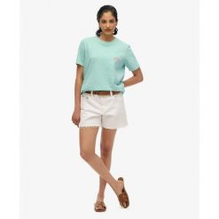 Damska koszulka z kieszonką Superdry Garment Dye Essential. Zielone bluzki damskie Superdry, bez wzorów, bez kołnierzyka, bez ramiączek. W wyprzedaży za 106.60 zł.