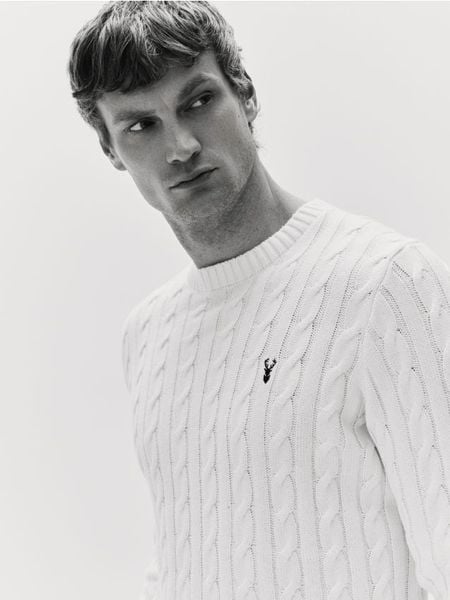 Sweter ze świątecznym wzorem - złamana biel. Swetry męskie Reserved, l, bez wzorów, z bawełny, wizytowe, bez kołnierzyka, bez ramiączek. Za 139.99 zł.