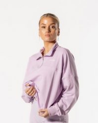 Damska bluza Luxe z krótkim zamkiem, oversize, ze ściągaczem w pasie – liliowy. Czerwone bluzy damskie AESTHETIC WOLF, s, bez wzorów, z bawełny, bez ramiączek, bez kaptura. Za 149.99 zł.
