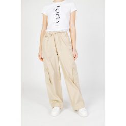 Spodnie Kobieta ONLY Onlzely Mw Wide Cargo. Brązowe spodnie dresowe damskie ONLY, bez wzorów, z tkaniny, sportowe, długie. W wyprzedaży za 214.75 zł.