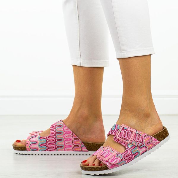 Różowe klapki damskie DiA 51-006. Czerwone klapki damskie DiA, na lato, bez wzorów, z jeansu, eleganckie, bez obcasa, na płaskiej podeszwie, bez zapięcia. Za 99.00 zł.