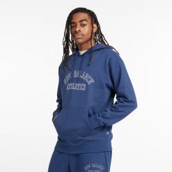 Bluza męska New Balance MT43509NNY – niebieska. Niebieskie bluzy męskie New Balance, m, bez wzorów, z bawełny, klasyczne, bez ramiączek, bez kaptura. Za 169.99 zł.