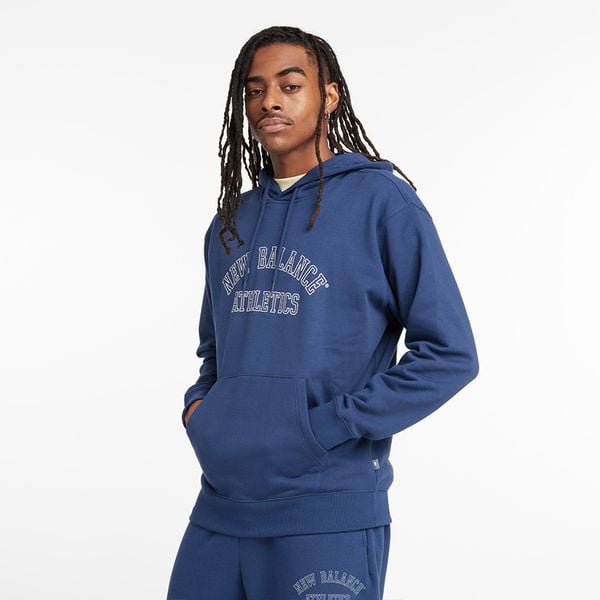 Bluza męska New Balance MT43509NNY – niebieska. Niebieskie bluzy męskie New Balance, m, bez wzorów, z bawełny, klasyczne, bez ramiączek, bez kaptura. Za 169.99 zł.
