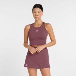 Koszulka damska New Balance WT51156FDP – bordowa. Czerwone koszulki sportowe damskie New Balance, l, z aplikacjami, z materiału, bez ramiączek, do biegania. Za 89.99 zł.