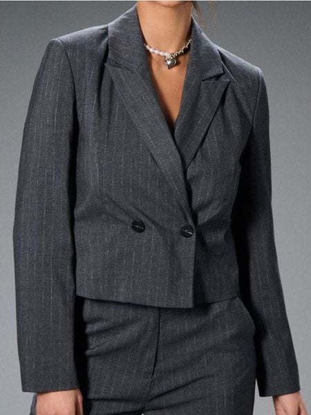 Żakiet z dwurzędowym zapięciem - szary. Szare marynarki i żakiety damskie Sinsay, bez wzorów, bez kołnierzyka, bez ramiączek. Za 69.99 zł.