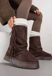 Brązowe Botki w Stylu Śniegowców z Frędzlami i Cholewką Imitującą Nogawkę Sierafera. Brązowe botki damskie Born2be, bez wzorów, z jeansu, bez obcasa, na płaskiej podeszwie, bez zapięcia. Za 139.99 zł.