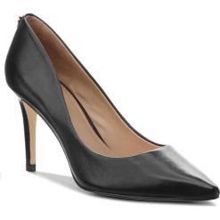 Szpilki GUESS - Bennie7 FLBE74 LEA08 BLACK. Czarne szpilki damskie Guess, z aplikacjami, ze skóry, ze szpiczastym noskiem, bez obcasa, na obcasie, bez zapięcia. Za 579.00 zł.