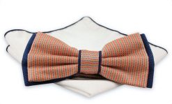 Pomarańczowa Mucha z Białą Poszetką -CHATTIER- Męska, Podbicie Granatowe, w Paski. Niebieskie krawaty i muchy Chattier, bez wzorów, eleganckie. Za 59.00 zł.