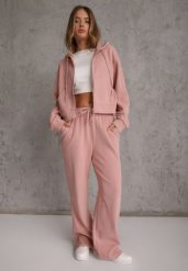 Różowy Prążkowany Komplet Dresowy Spodnie o Szerokim Kroju i Bluza z Kapturem Rerih. Czerwone bluzy damskie Renee, l, bez wzorów, z dresówki, eleganckie, bez ramiączek, z kapturem. Za 169.99 zł.