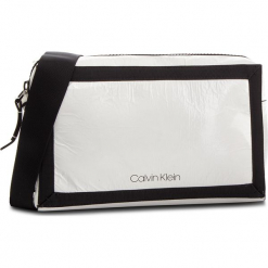 Torebka CALVIN KLEIN - Outline Medium Crossbody K60K604820 102. Białe listonoszki damskie Calvin Klein, bez wzorów, z materiału, bez dodatków. W wyprzedaży za 299.00 zł.
