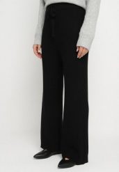 Czarne Szerokie Spodnie High Waist z Wiskozą z Gumką w Pasie Essica. Czarne spodnie materiałowe damskie Born2be, z aplikacjami, z jeansu, eleganckie, z podwyższonym stanem. Za 99.99 zł.