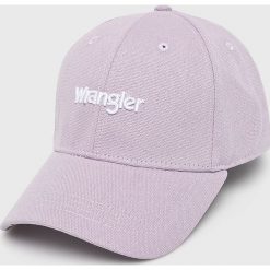 Wrangler - Czapka. Fioletowe czapki damskie Wrangler, bez wzorów, z bawełny. W wyprzedaży za 69.90 zł.