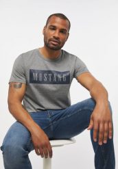 MUSTANG STYLE ALEX C LOGO TEE MĘSKI T-SHIRT KOSZULKA NADRUK MID GREY MELANGE 1013223 4140. Szare t-shirty męskie Mustang, m, bez wzorów, z bawełny, bez kołnierzyka, bez ramiączek. Za 69.99 zł.