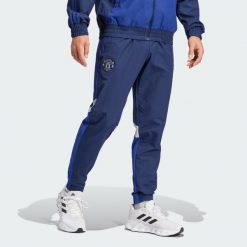 Spodnie dresowe Manchester United Seasonal. Niebieskie spodnie sportowe męskie Adidas, s, bez wzorów, z dresówki, do piłki nożnej. Za 329.00 zł.