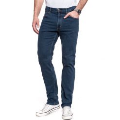 JEANSY MĘSKIE LEE BROOKLYN DARK STONEWASH L76XSQ46 112121165. Brązowe spodnie materiałowe męskie Lee, z aplikacjami, z bawełny, z standardowym stanem. Za 209.99 zł.