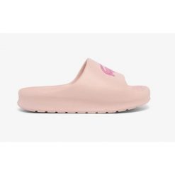 Klapki damskie Lacoste Serve Slide 2.0 na basen. Czerwone klapki damskie Lacoste, na lato, bez wzorów, z dresówki, sportowe, bez obcasa, bez zapięcia. Za 233.20 zł.