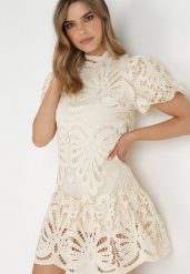 Jasnobeżowa Sukienka Cilleis. Brązowe sukienki damskie Born2be, m, z aplikacjami, z koronki, eleganckie, bez kołnierzyka, bez ramiączek, mini. Za 169.99 zł.