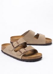 Klapki damskie BIRKENSTOCK ARIZONA LEOI. Brązowe klapki damskie Birkenstock, bez wzorów, biznesowe, bez obcasa, bez zapięcia. Za 439.99 zł.