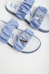 Klapki damskie ARMANI EXCHANGE. Klapki damskie Armani Exchange, bez wzorów, bez obcasa, bez zapięcia. W wyprzedaży za 494.25 zł.